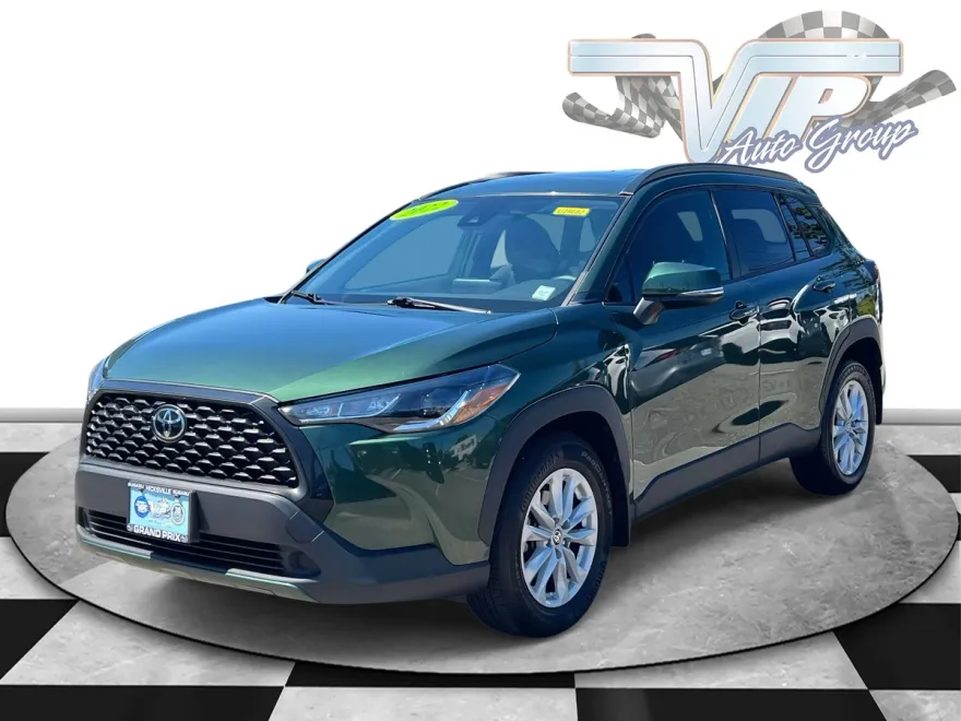 2022 Toyota Corolla Cross LE photo 1