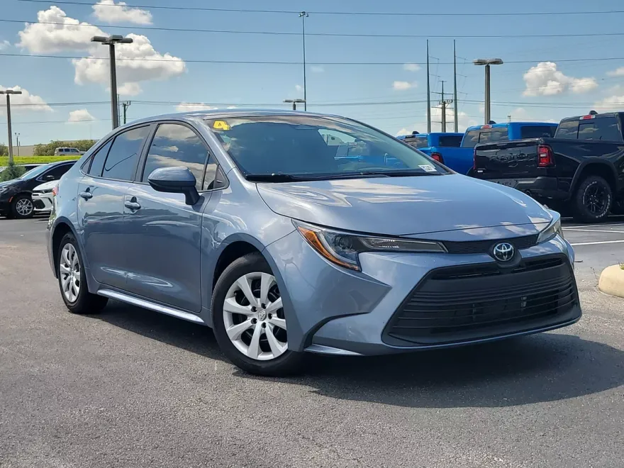 2024 Toyota Corolla LE photo 1