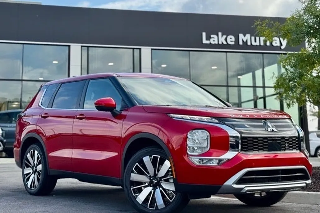 2025 Mitsubishi Outlander SE photo 1