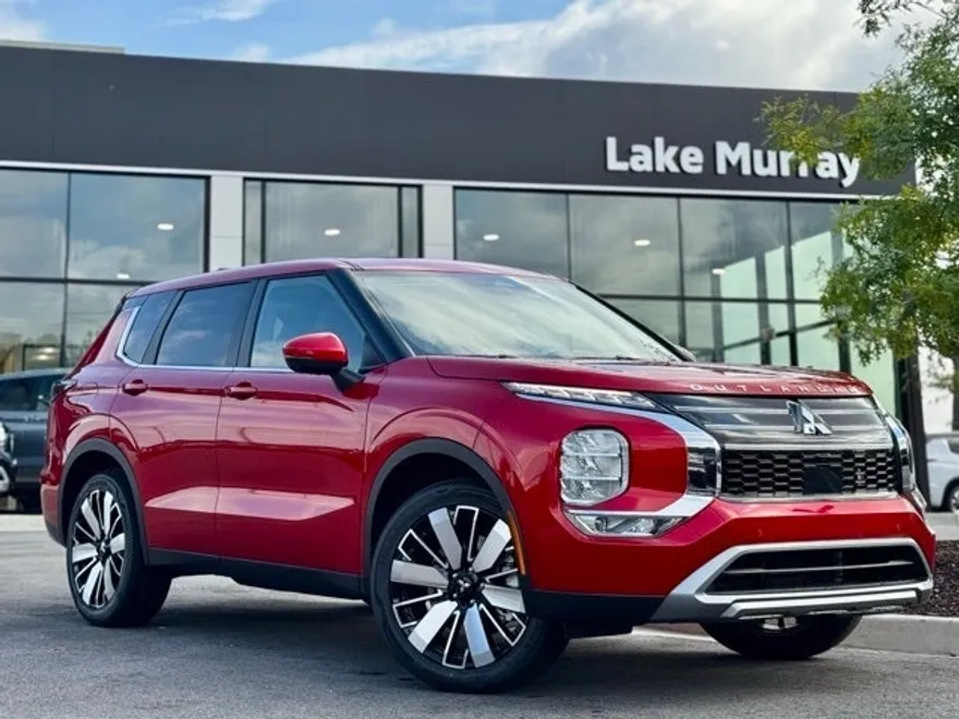 2025 Mitsubishi Outlander SE photo 1