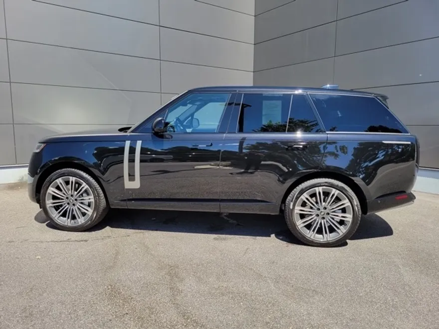 2024 Land Rover Range Rover SE photo 1