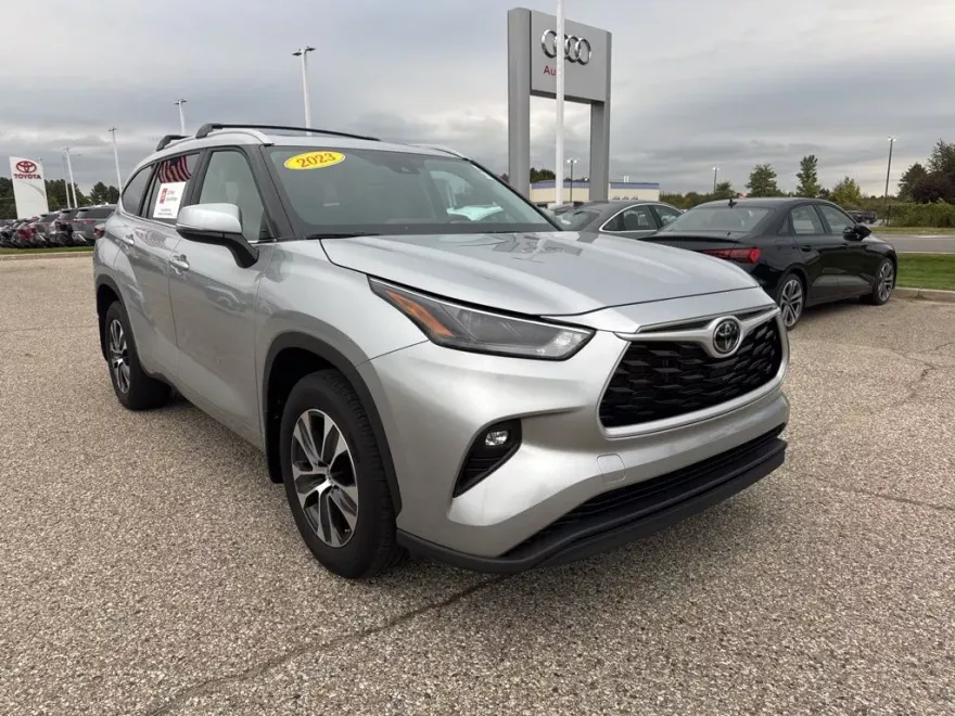 2023 Toyota Highlander L photo 1