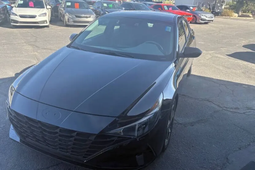 2023 Hyundai Elantra SEL photo 1