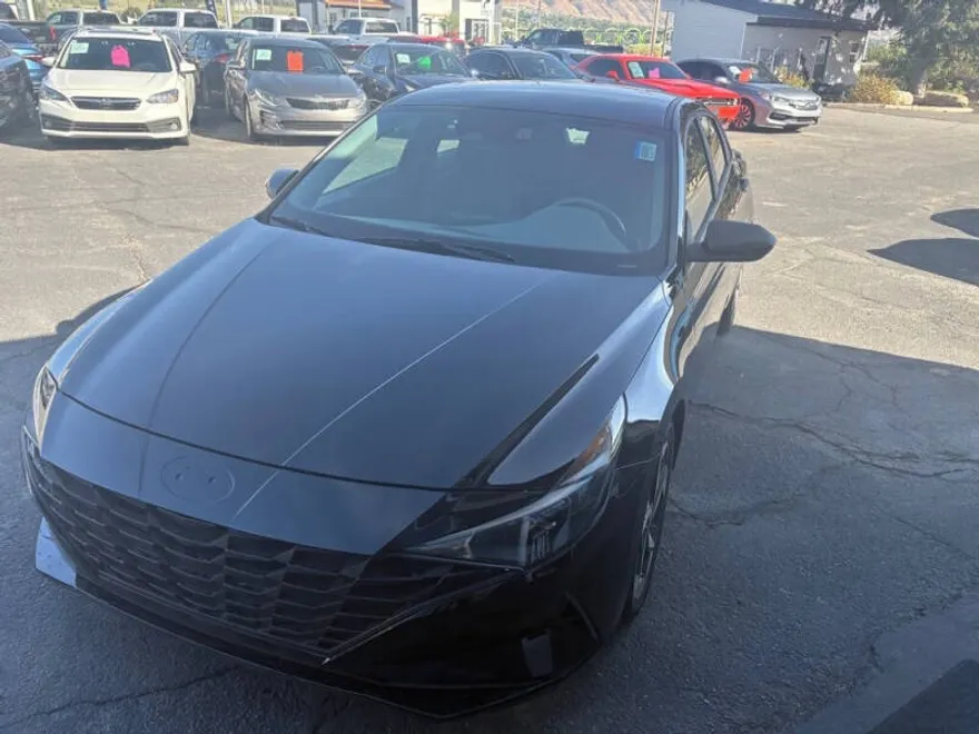 2023 Hyundai Elantra SEL photo 1