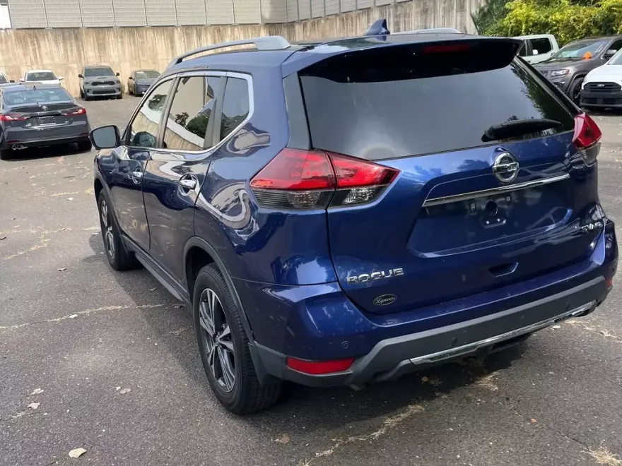2019 Nissan Rogue SV photo 1