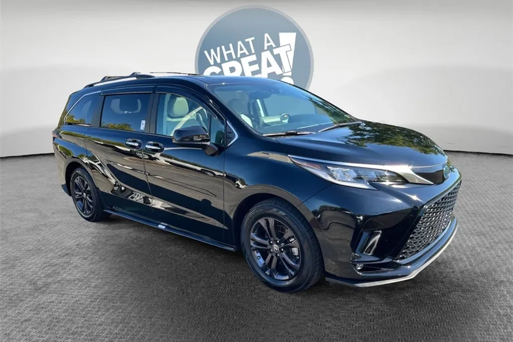 2024 Toyota Sienna XSE photo 1