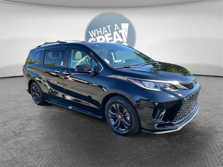 2024 Toyota Sienna XSE photo 1