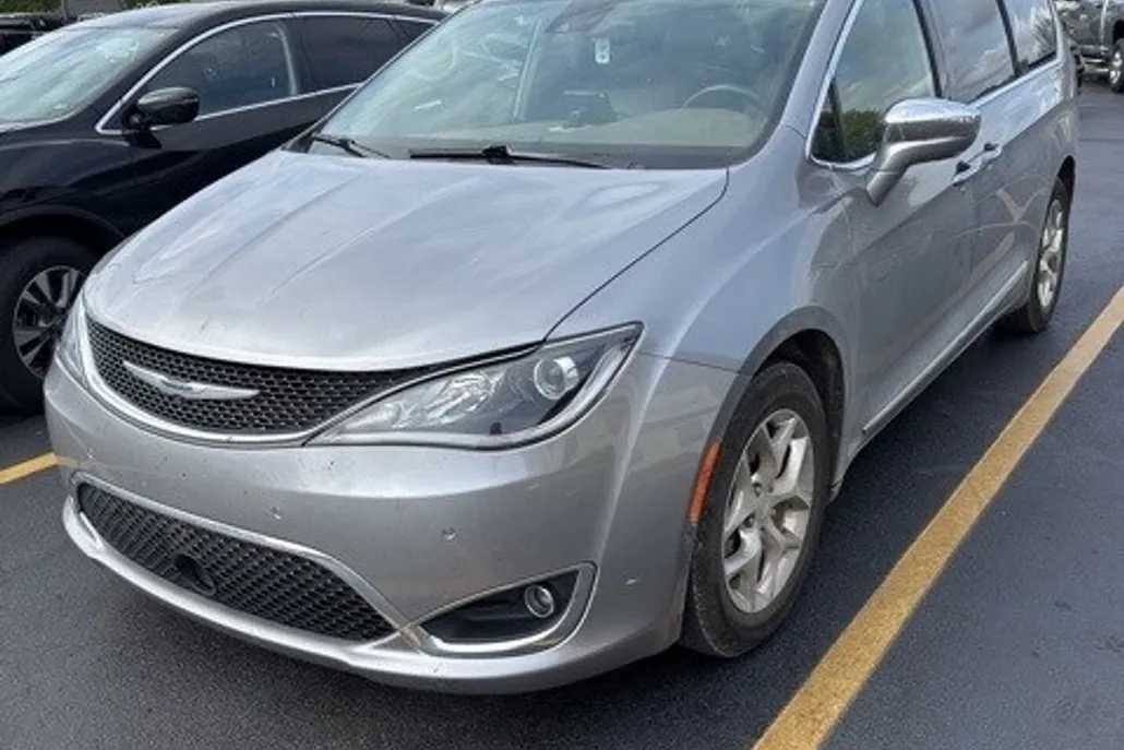 2019 Chrysler Pacifica Limited photo 1