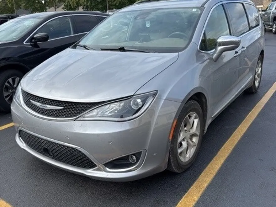 2019 Chrysler Pacifica Limited photo 1
