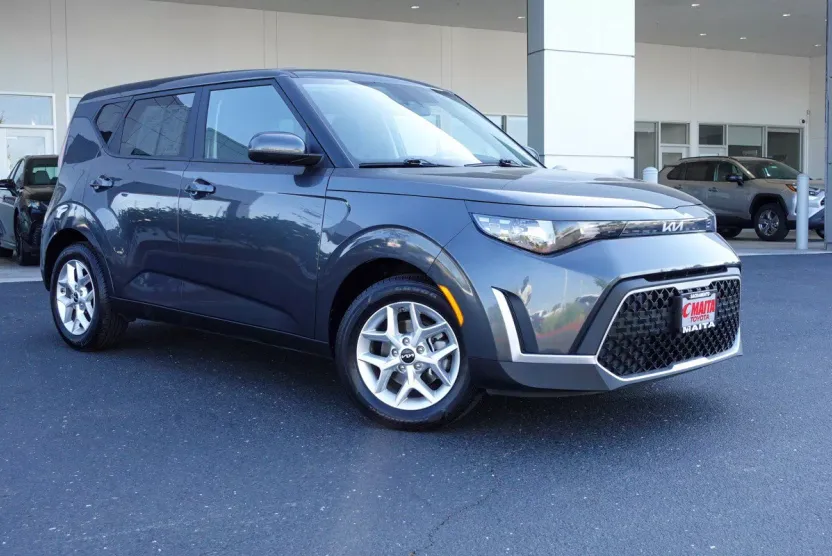 2023 Kia Soul LX photo 1