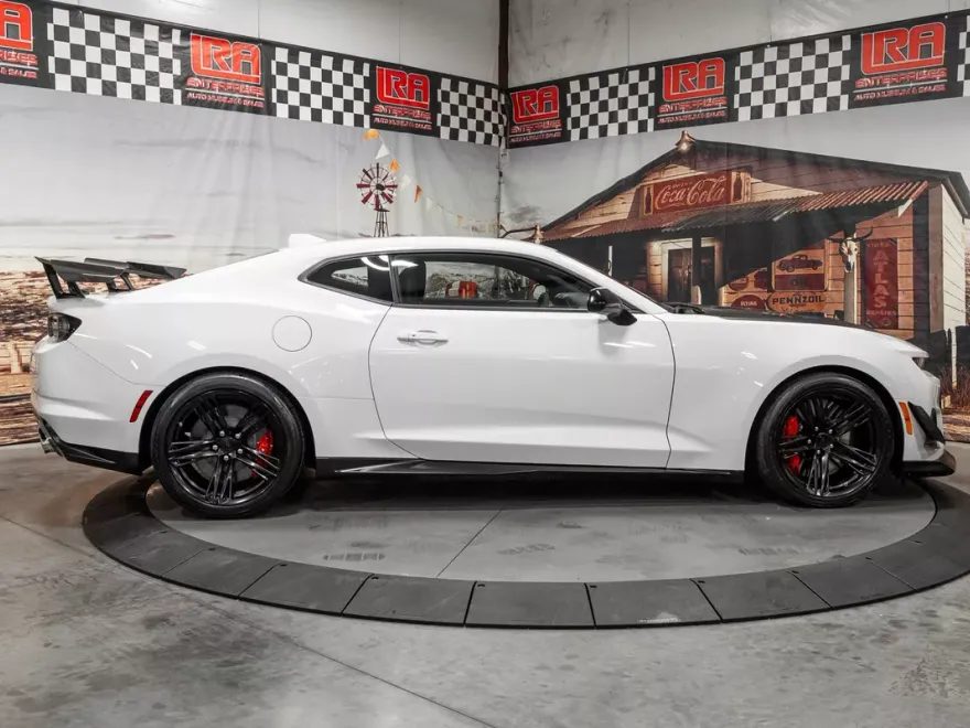 2024 Chevrolet Camaro ZL1 photo 2
