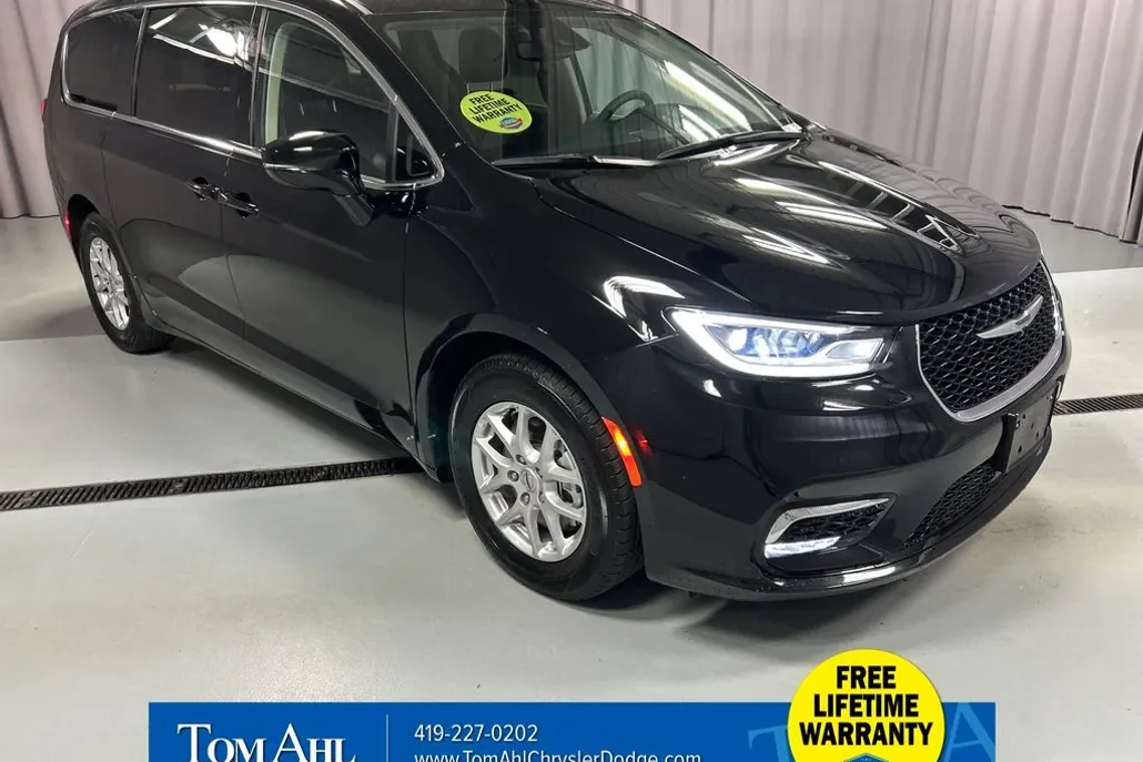 2024 Chrysler Pacifica Touring L photo 1