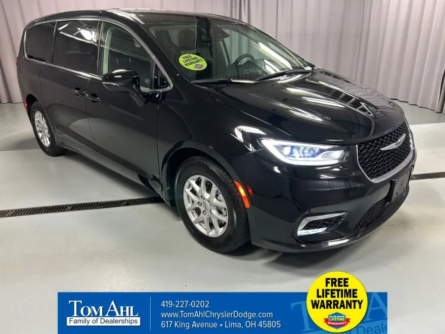 2024 Chrysler Pacifica Touring L photo 1