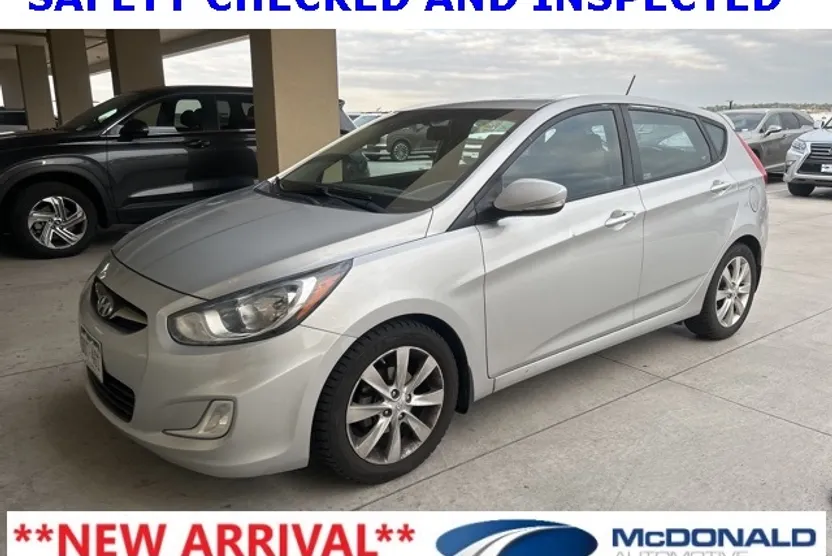 2013 Hyundai Accent SE photo 1