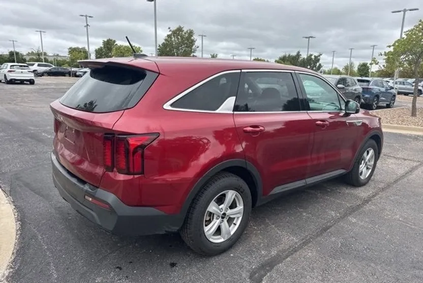 2023 Kia Sorento LX photo 1