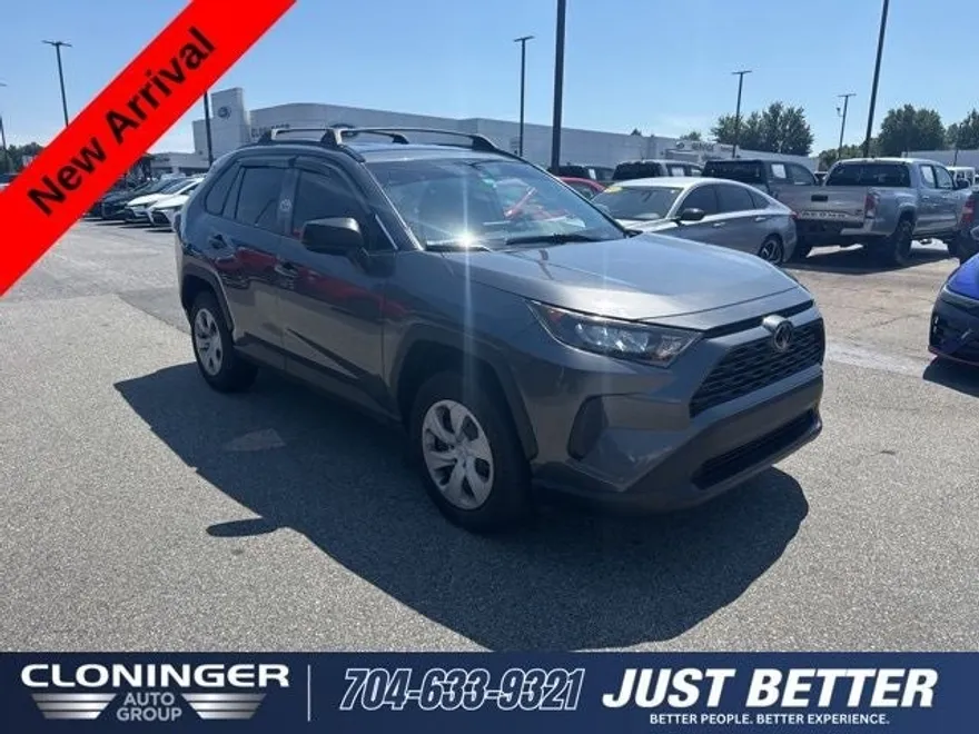 2019 Toyota RAV4 LE photo 1