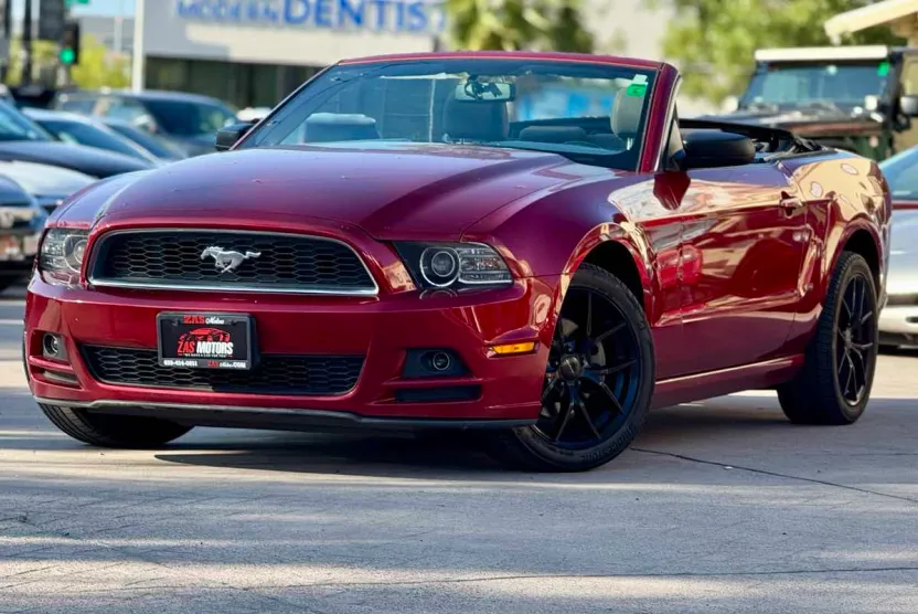 2014 Ford Mustang V6 Convertible photo 1