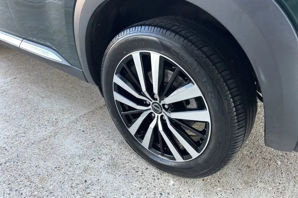2023 Nissan Pathfinder Platinum photo 1