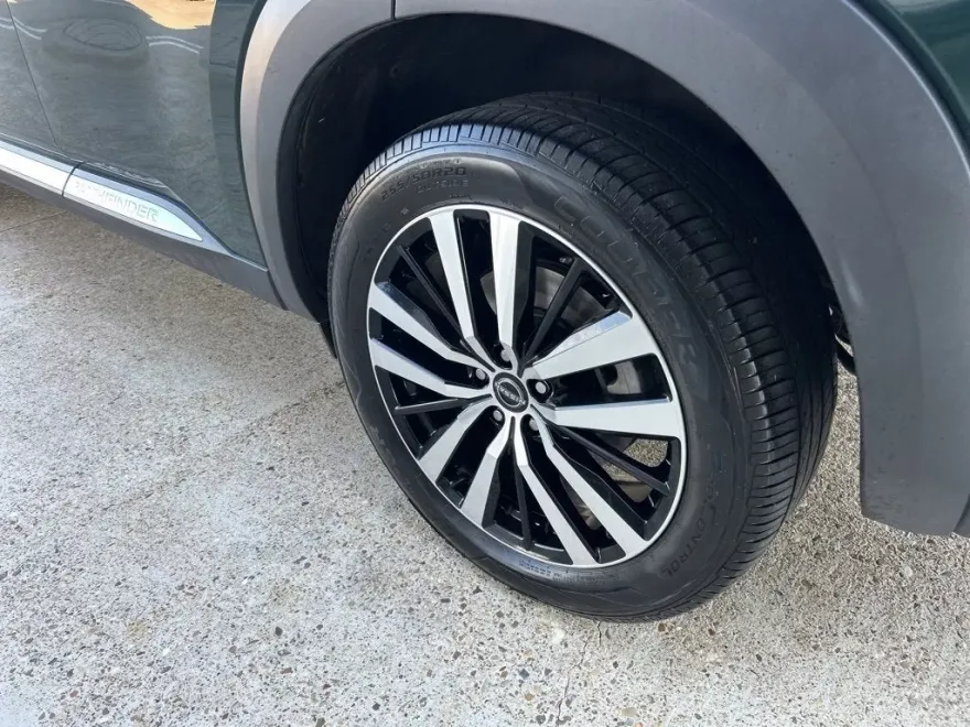 2023 Nissan Pathfinder Platinum photo 1