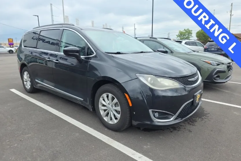 2017 Chrysler Pacifica Touring L photo 1