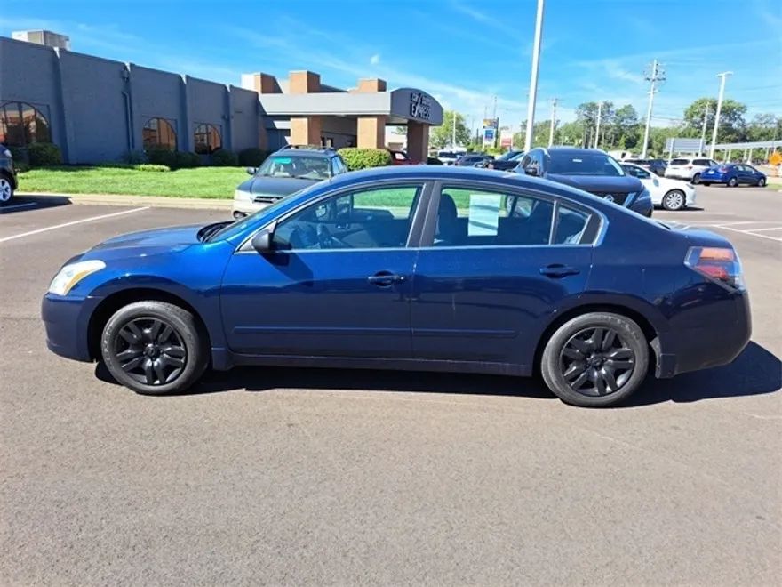 2010 Nissan Altima 2.5 S photo 1