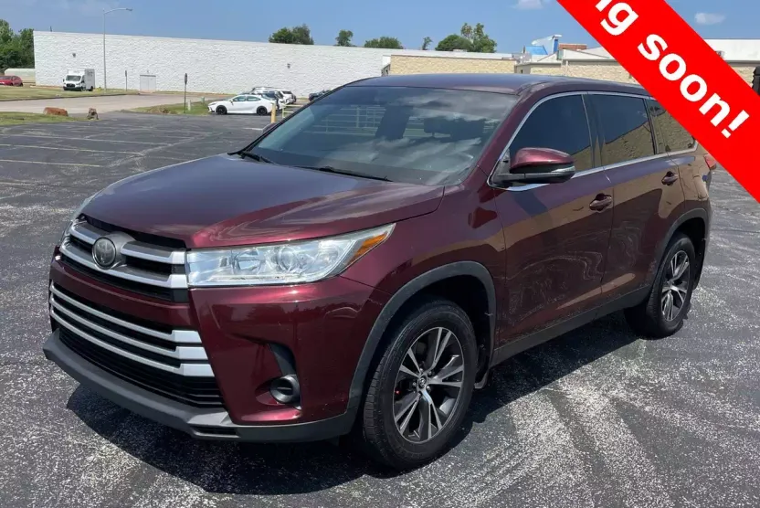 2019 Toyota Highlander LE photo 1