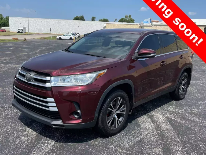 2019 Toyota Highlander LE photo 1