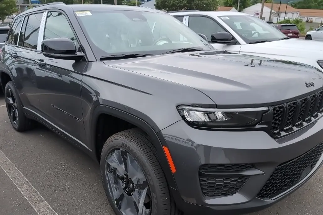2025 Jeep Grand Cherokee Laredo photo 1