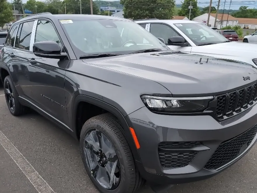 2025 Jeep Grand Cherokee Laredo photo 1