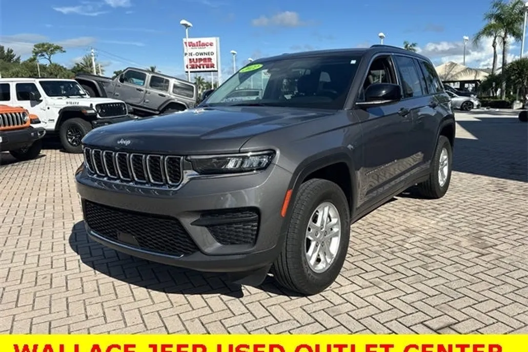 2022 Jeep Grand Cherokee Laredo photo 1