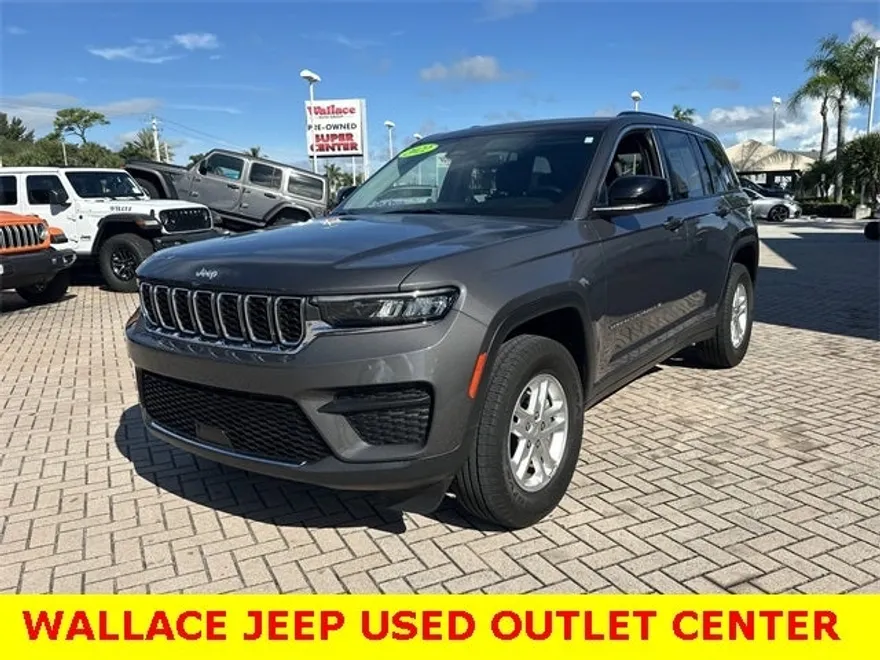 2022 Jeep Grand Cherokee Laredo photo 1