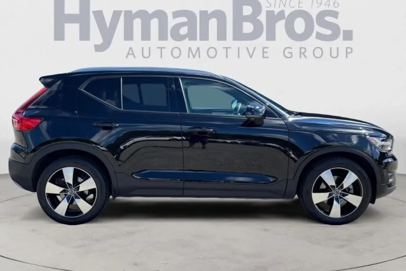 2019 Volvo XC40 T5 AWD Momentum photo 1