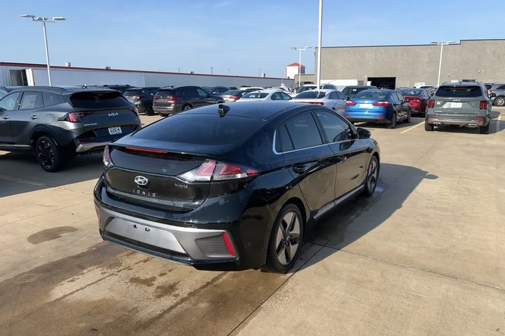 2022 Hyundai Ioniq SEL photo 1