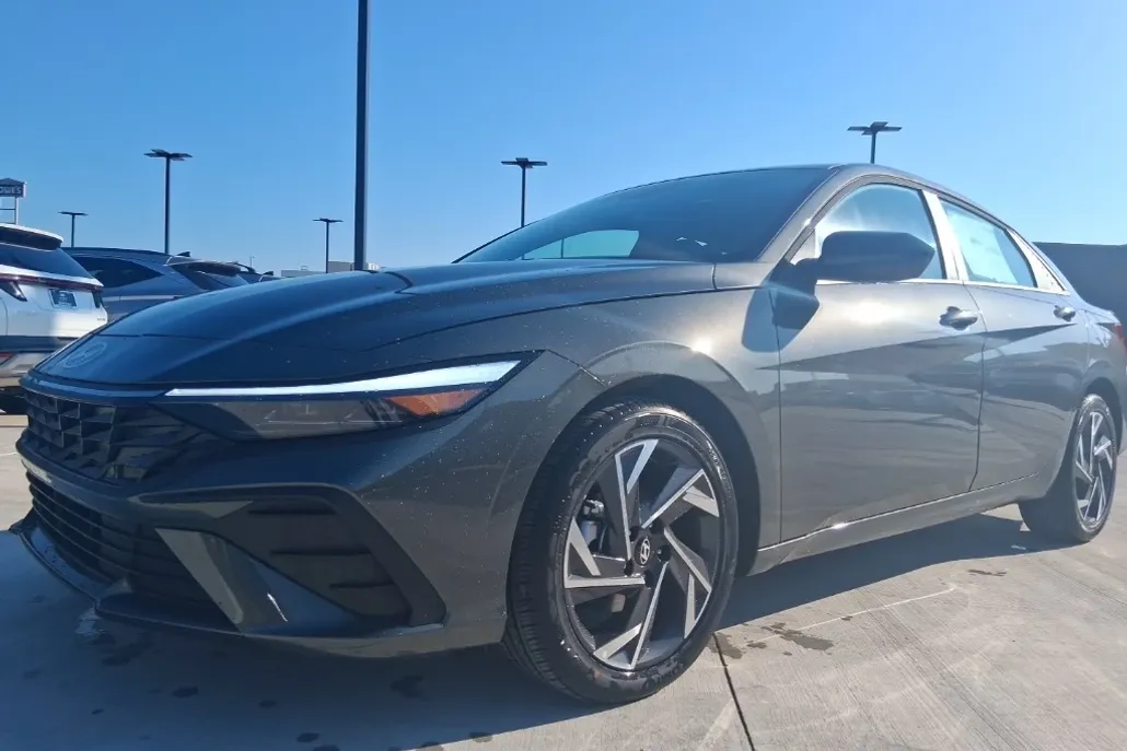 2025 Hyundai Elantra SEL Sport photo 1