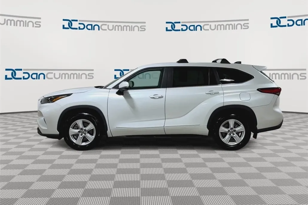 2023 Toyota Highlander L photo 1