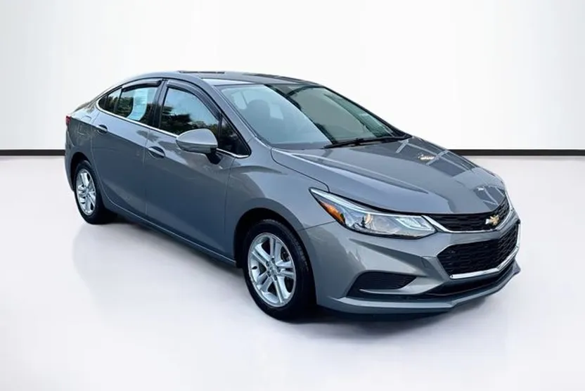 2018 Chevrolet Cruze LT photo 1
