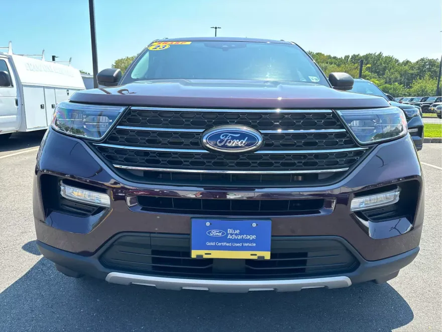 2023 Ford Explorer XLT photo 1