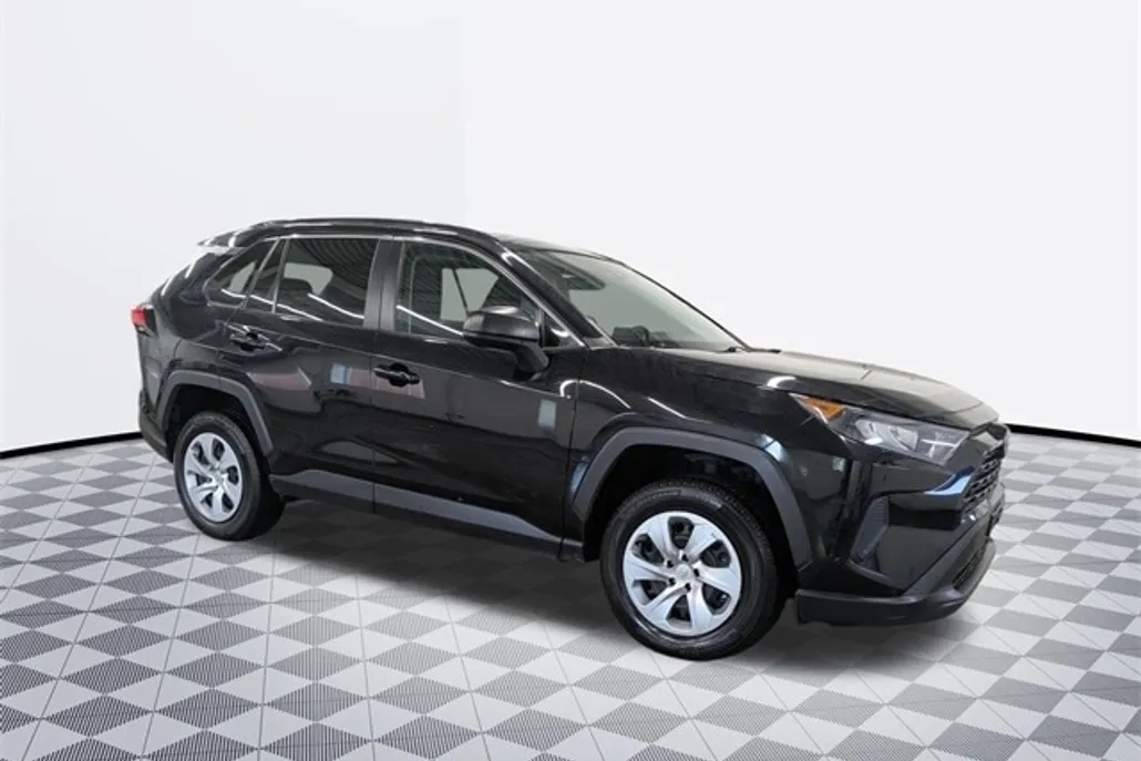 2020 Toyota RAV4 LE photo 1