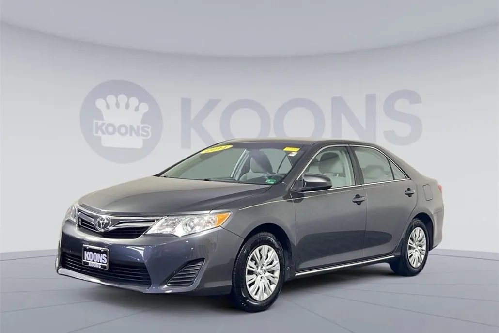 2014 Toyota Camry LE photo 1