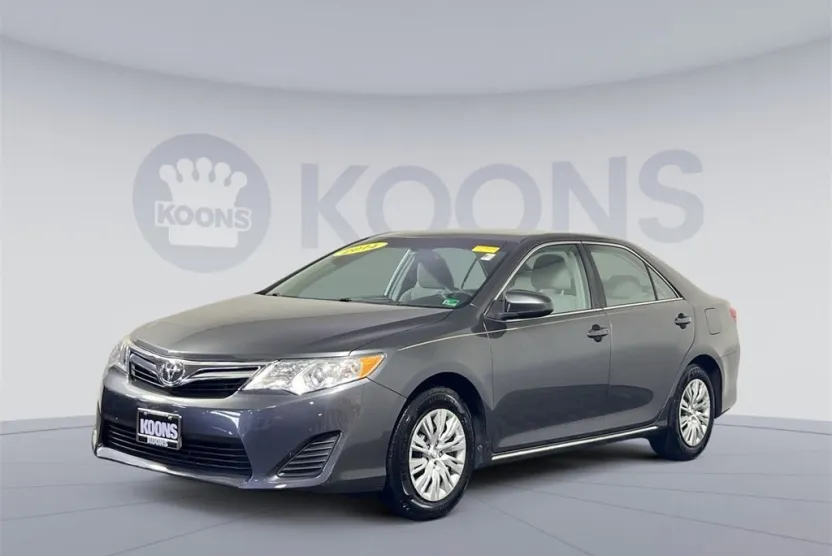 2014 Toyota Camry LE photo 1