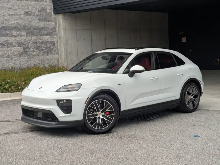 2025 Porsche Macan Electric photo 1