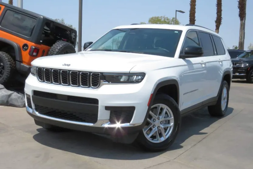 2023 Jeep Grand Cherokee Laredo photo 1