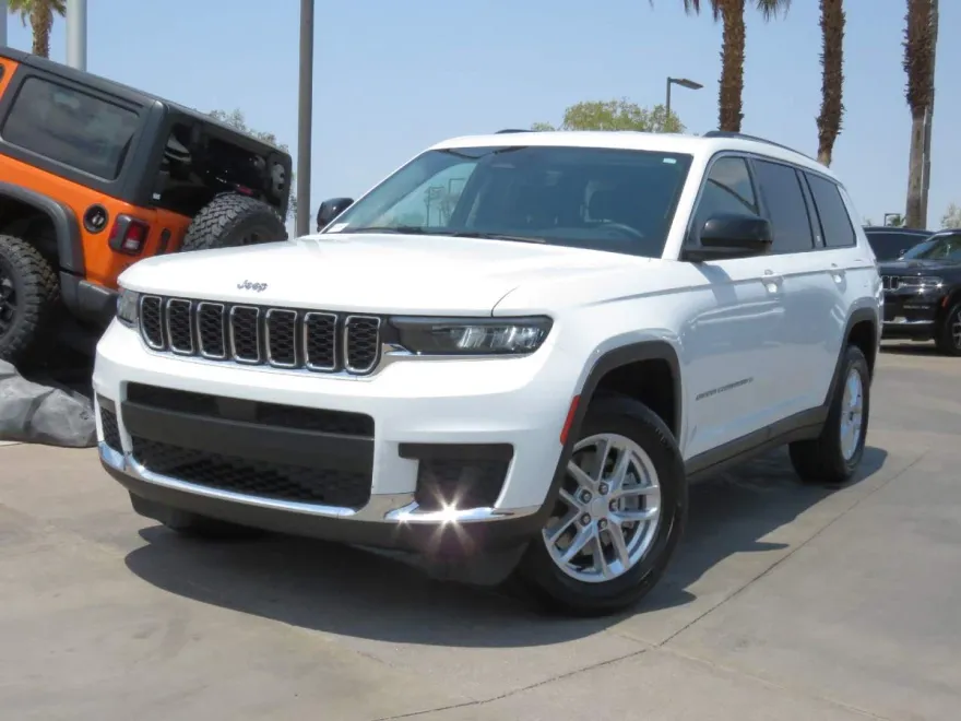 2023 Jeep Grand Cherokee Laredo photo 1