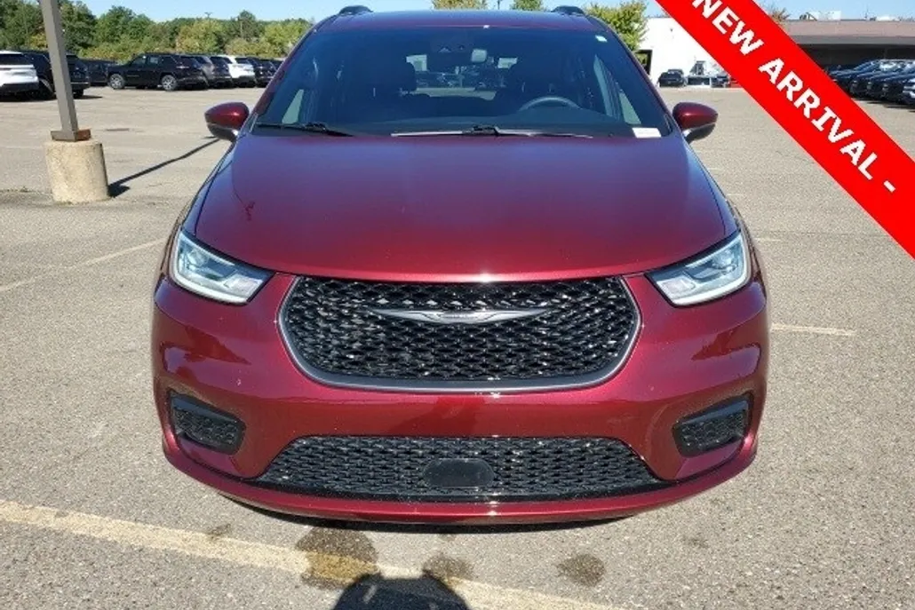 2023 Chrysler Pacifica Touring L photo 1
