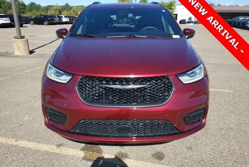2023 Chrysler Pacifica Touring L photo 1