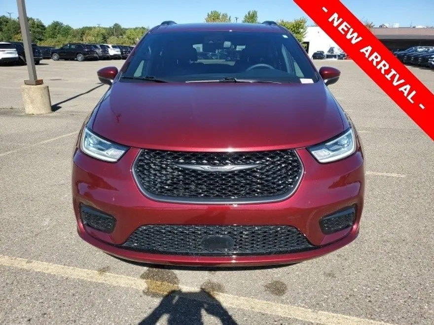 2023 Chrysler Pacifica Touring L photo 1