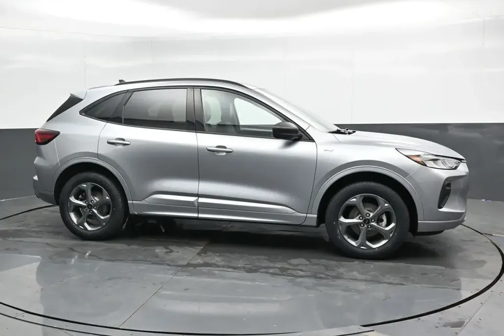 2024 Ford Escape ST-Line photo 1