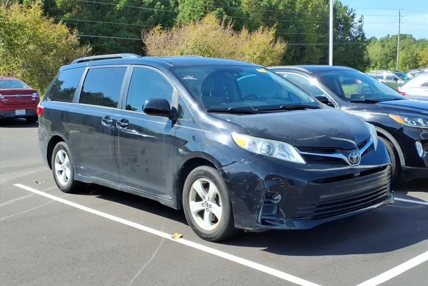 2020 Toyota Sienna LE photo 1