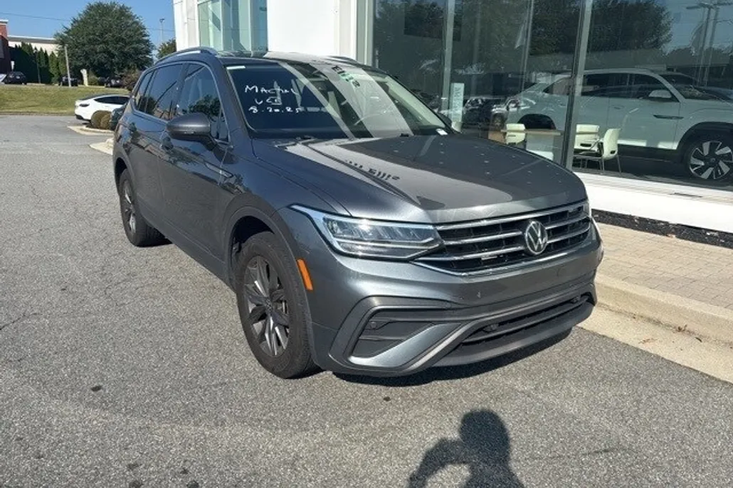 2023 Volkswagen Tiguan SE photo 1