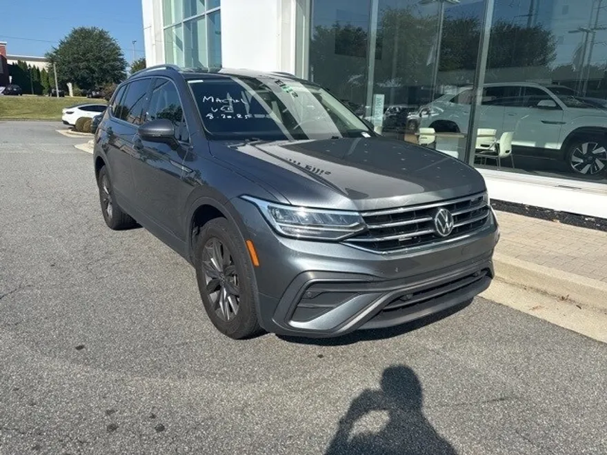 2023 Volkswagen Tiguan SE photo 1